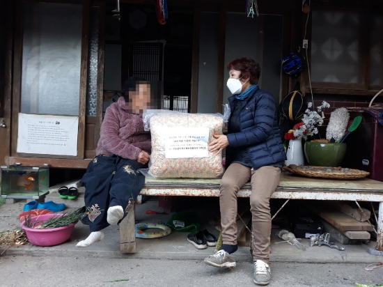 무안군 지역사회보장협의체, 소외가정 따뜻한 겨울나기 지원/사진=무안군
