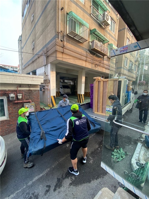 (사)주거복지연대 주거안정팀 직원들과 (사)주거복지연대 인천지사 회원들이 함께 비피해를 입은 입주민의 입주청소 및 이사도움 자원봉사를 하고 있다.