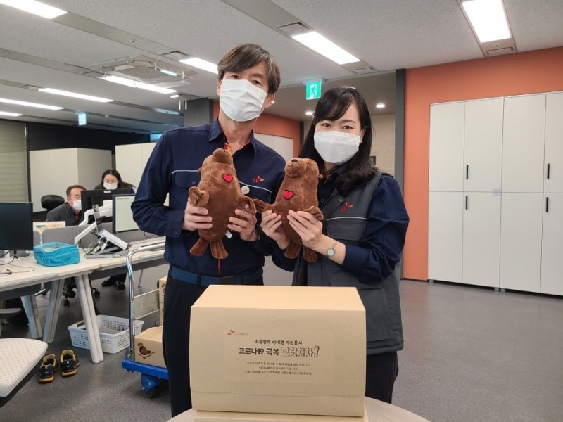 (사진=SK이노베이션) SK이노베이션 계열 구성원과 가족이 ‘마음방역 으랏차차 언택트 자원봉사’에 참가하여 직접 인형을 만들고 있다.