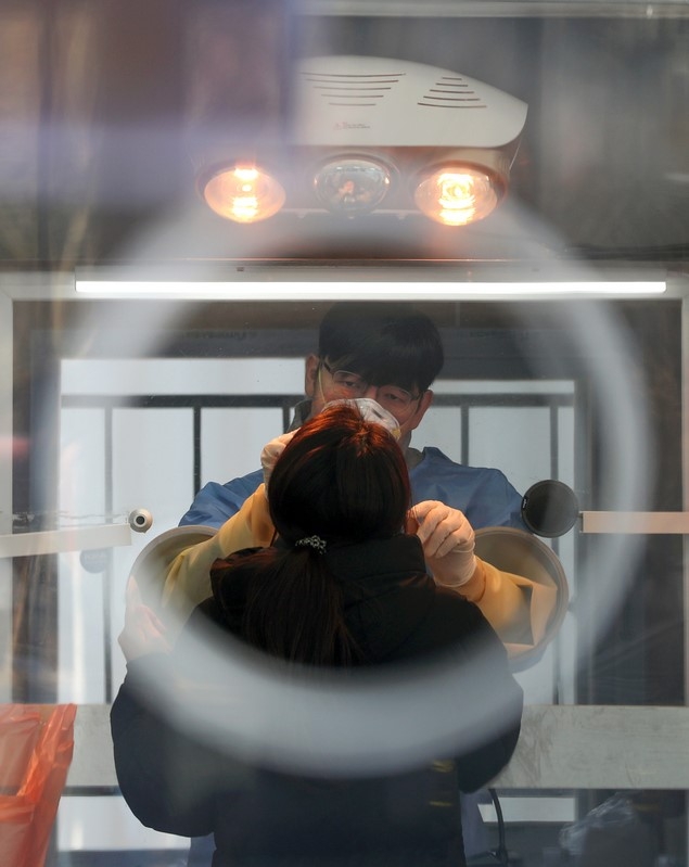 신종 코로나바이러스 감염증(코로나19) 누적 확진자가 5만명을 넘어선 21일 서울 중구 서울광장에 마련된 코로나19 임시선별진료소에서 의료진이 검사를 하고 있다.