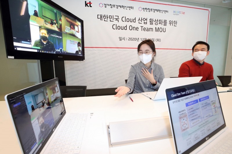 (사진=SK텔레콤) 삼성전자 무선사업부 AI팀 우경구 상무(사진 좌), 카카오브레인 박승기 대표(사진 중), SKT 김윤 CTO(사진 우) 가 22일 오전 SK텔레콤 판교 사옥에서 팬데믹 시대 공동AI 개발에 협력하기로 결의했다.