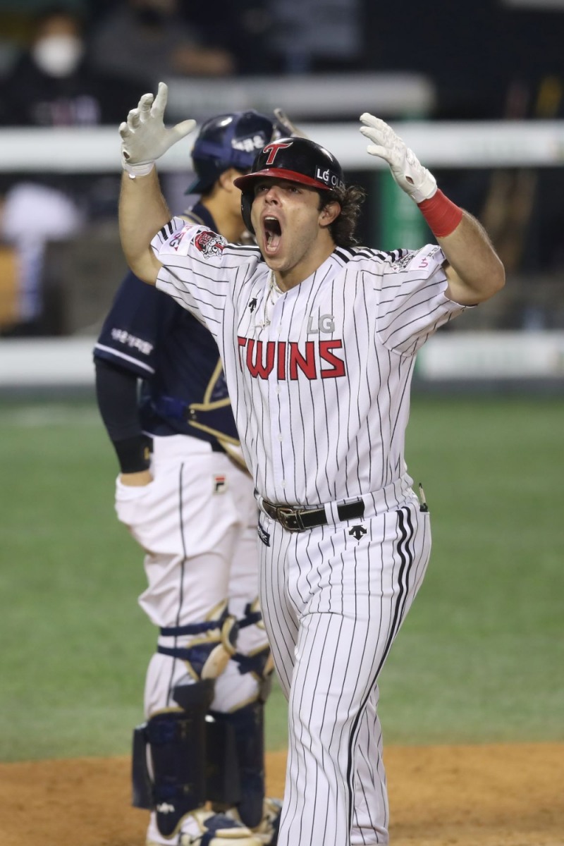 로베르토 라모스가 올해보다 총액기준 100% 오른 100만달러로 2021시즌 LG에 재계약을 맺었다.