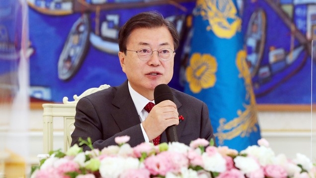 문재인 대통령이 22일 오전 청와대 본관에서 열린 '5부요인 초청 간담회'에 참석해 발언하고 있다.