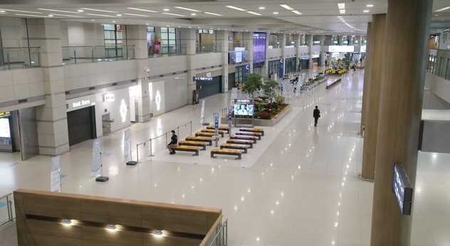 유럽 각국이 신종 코로나바이러스 감염증(코로나19) 변종이 퍼지고 있는 영국발 항공편 운항 중단에 들어간 22일 오전 인천국제공항 제1터미널 도착층이 한산한 모습을 보이고 있다.