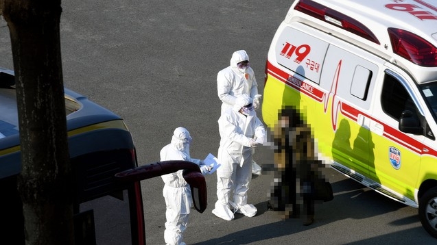 대구지역 신종 코로나바이러스 감염증(코로나19) 확진자가 21명으로 집계된 21일 오후 대구 수성구 대흥동 대구스타디움에서 경주 현대자동차 연수원에 마련된 생활치료센터로 이송되는 코로나19 확진자가 버스에 오르고 있다.