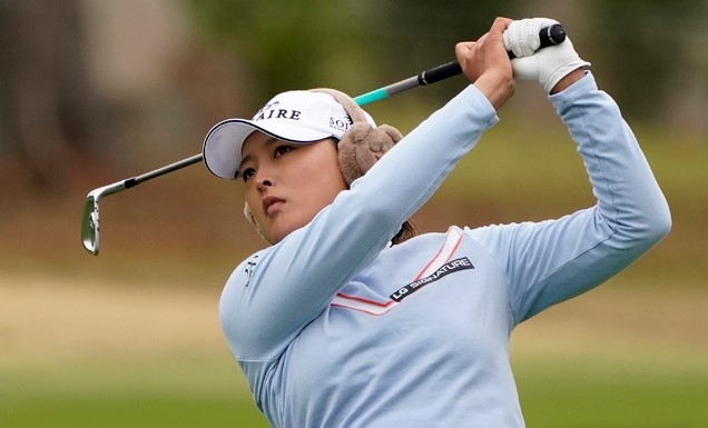 고진영이 14일(현지시간) 미 텍사스주 휴스턴의 챔피언스 골프클럽에서 열린  미국여자프로골프(LPGA) 투어 제75회 US여자오픈에서 최종 라운드 1번 홀에서 티샷하고 있다.