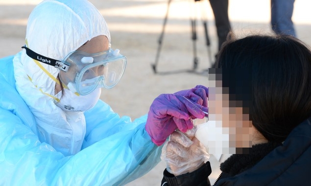 울산 남구 한 고등학교 학생이 신종 코로나 바이러스 감염증(코로나19) 확진판정을 받은 16일 오전 해당 고등학교 선별진료소에서 학생이 코로나19 검사를 받고 있다.