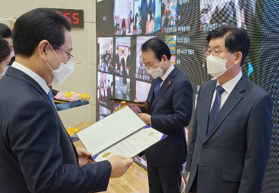 22일 전남도청 왕인실에서 강인규 나주시장이 김영록 전남도지사에게 상패와 표창장을 수여받고 있다./사진=나주시