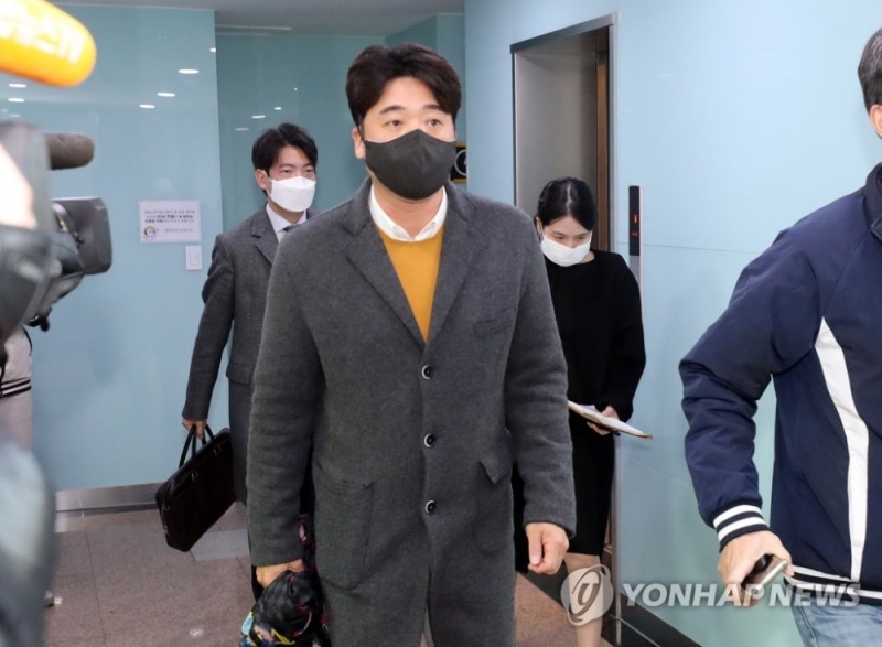 KBO에 '키움 구단과 관계자에 관한 품위손상징계요구서'를 제출한 이택근 선수가 22일 KBO 상벌위원회에 참석하고 있다.