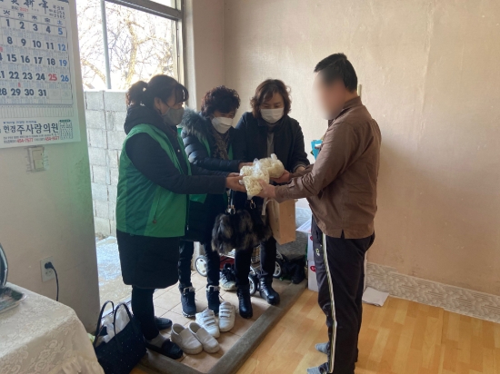 무안군 현경면 새마을부녀회, 떡국 떡 나눔행사 실시/사진=무안군