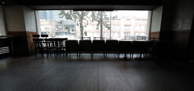 서울시가 경기도, 인천시와 함께 23일 0시부터 내년 1월3일까지 5인 이상 실내외 사적모임 금지 행정명령을 발동해 시행을 하루 앞둔 22일 서울 시내의 한 커피숍에서 테이블과 좌석이 한쪽으로 치워져있다.