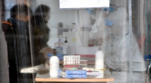 경북에서 교회발 신종 코로나바이러스 감염증(코로나19) 확진자가 증가하는 가운데 22일 오후 경북 경산보건소 코로나19 선별진료소에서 시민들이 검사를 받기 전 명부 체크를 하고 있다.