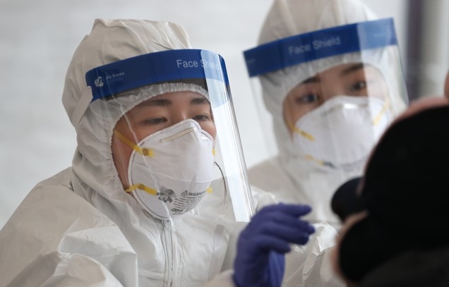 제주 도내 신종 코로나바이러스 감염증(코로나19) 확진자가 속출한 18일 오후 제주시보건소에 마련된 선별진료소에서 의료진들이 구슬땀을 흘리며 검체 채취에 집중하고 있다.