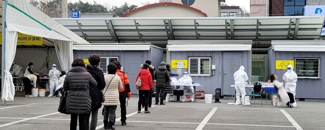 지난 22일 전남 여수시보건소 옆 주차장에 마련된 '코로나19'드라이브 스루 선별진료소에서 시민들이 검사를 받기 위해 줄을 서 있다.