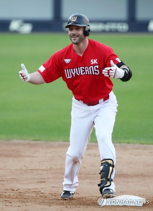 로맥은 SK와 총액 115만달러에 재계약 4년 연속 KBO 리그 선수로 남게 됐다.