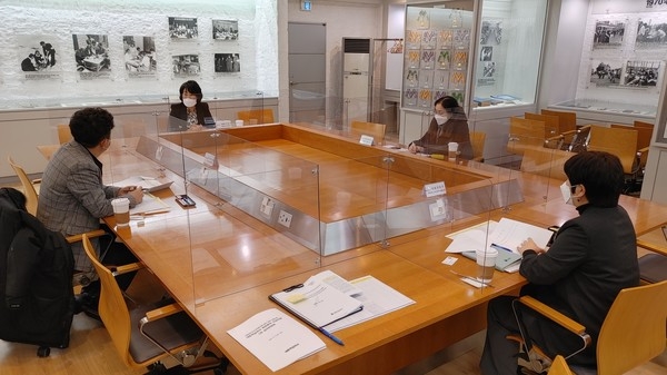 대한적십자사(회장 신희영)는 21일(월), 서울 중구 대한적십자사 서울사무소 1층 사료전시실에서 개최된 ‘희망풍차 긴급지원 1차 심의위원회에서’ 암 및 희귀질병으로 투병중인 소방공무원 38명 대상 치료비 2억원을 긴급지원키로 결정하였다.