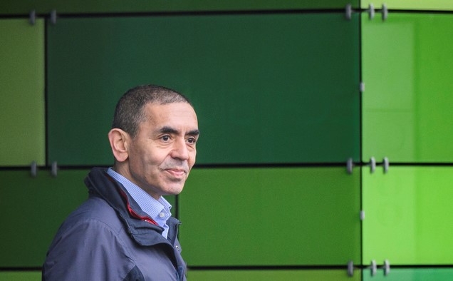 미국 화이자와 백신을 공동 개발한 독일 바이오엔테크의 우구르 사힌 최고경영자(CEO)가 22일(현지시간) 독일 마인츠에 위치한 바이오엔테크 본사 앞을 지나가고 있다.