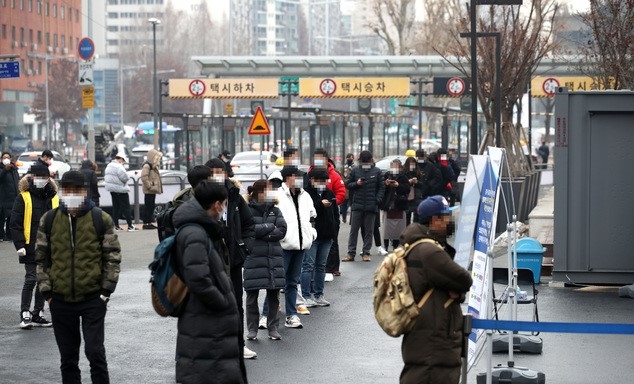 1092명의 신규 코로나19 확진자가 발생한 23일 서울 서초구 고속버스터미널 앞에 설치된 서초구 임시선별검사소에서 시민들이 검사를 받기 위해 줄을 서고 있다.