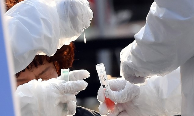 부산 연제구 부산시청 등대광장에 마련된 신종 코로나바이러스 감염증(코로나19) 임시선별검사소를 찾은 한 시민이 22일 오후 진단검사를 위한 검체채취 과정에서 괴로운 표정을 짓고 있다.