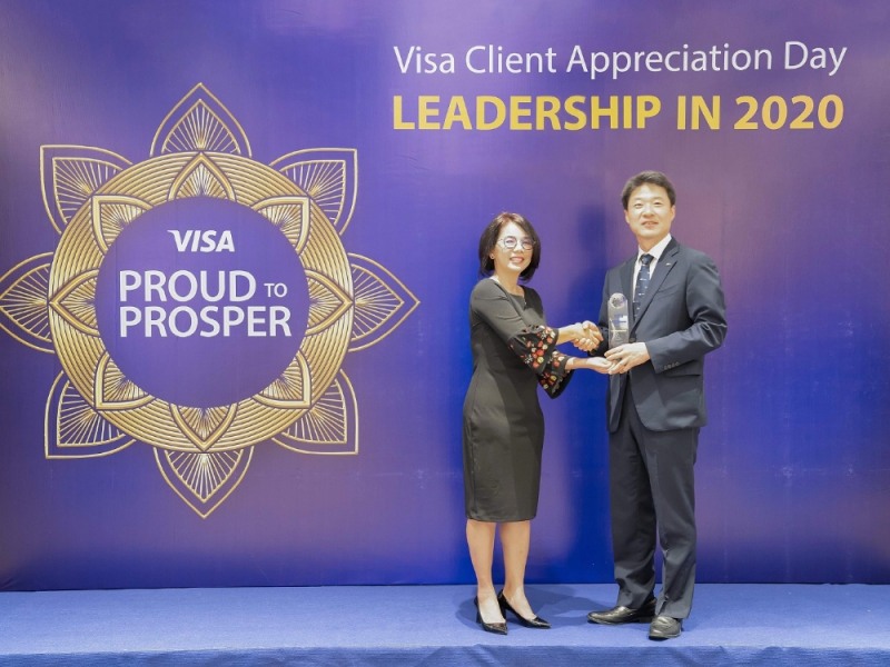 지난 17일 베트남 호치민에서 열린 ‘2020 VISA Leadership Award’에서 신한베트남은행 김병건 부법인장(오른쪽)이 수상하고 있다.