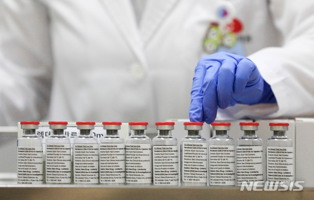 의료진들이 지난 7월1일 오후 서울 중구 국립중앙의료원에서 신종 코로나바이러스 감염증(코로나19) 치료제 렘데시비르를 정리하고 있다. 질병관리본부(현 질병관리청)는 이날부터 램데시비르의 국내 공급을 시작한다고 밝혔다.