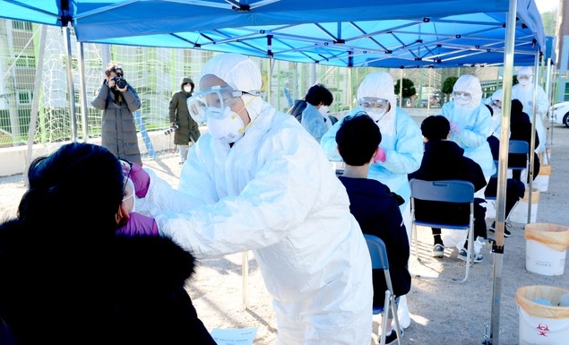 울산 남구 한 고등학교 학생이 신종 코로나 바이러스 감염증(코로나19) 확진판정을 받은 16일 오전 해당 고등학교 선별진료소에서 학생들이 코로나19 검사를 받고 있다.