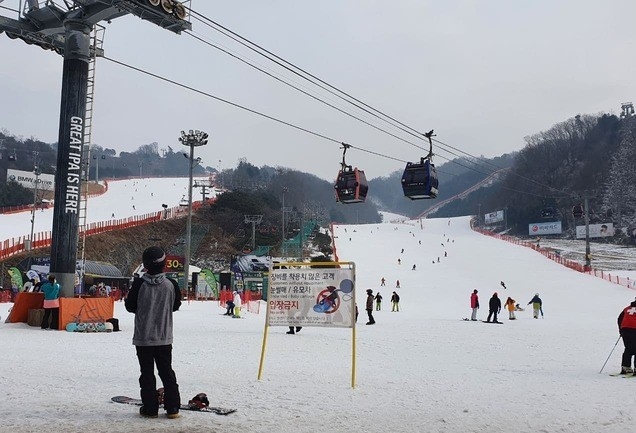 중앙재난안전대책본부의 연말연시 코로나19 방역 강화 특별대책 추진방안에 따라 스키장 운영 중단을 하루 앞둔 23일 오후 스키어들의 발길이 끊기면서 강원 홍천군 소노벨 비발디파크 스키장이 예년에 비해 썰렁한 분위기를 연출하고 있다.
