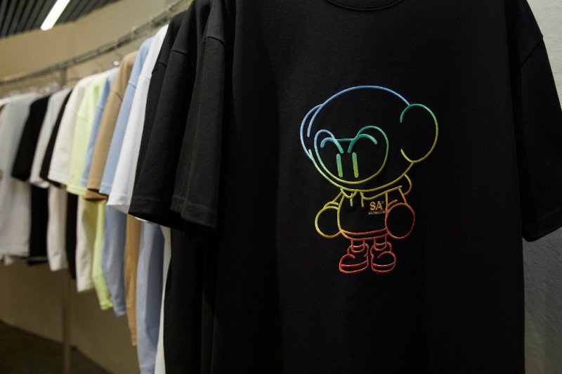 다오 캐릭터를 새긴 슬로우애시드 티셔츠.