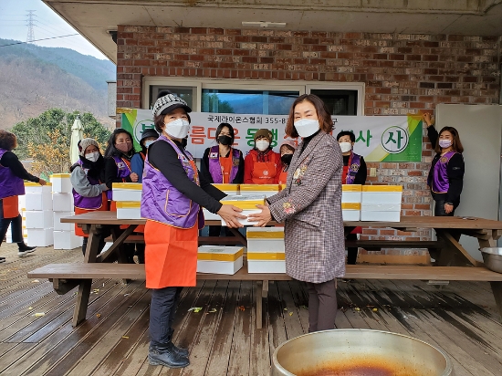 광양라이온스협회,‘아름다운 동행 사랑의 김장김치 나눔 행사’(왼쪽 서남순 협회장,오른쪽 탁영희 옥룡면장)/사진=광양시