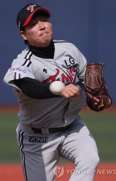 우규민은 2007년 LG 트윈스 시절, KBO리그 한 시즌 최다 블론세이브 13개를 기록했다. 사진은 당시 투구를 하는 우규민.