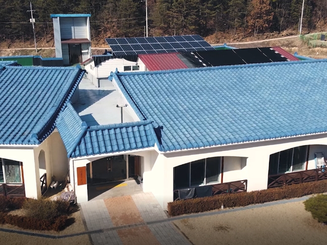 지난 2월 충남 예산에 ‘해피선샤인’ 캠페인으로 태양광 발전설비가 설치된 사회복지시설 아름다운집의 모습.