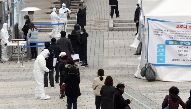23일 오후 인천시 남동구 중앙공원 내 신종 코로나바이러스 감염증(코로나19) 임시 선별검사소에서 시민들이 검사를 받고 있다.
