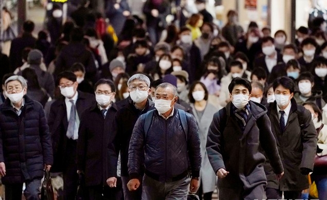 지난 21일 일본 도쿄에서 신종 코로나바이러스 감염증(코로나19) 감염 방지를 위해 마스크를 쓴 시민들이 인근 역으로 향하고 있다.