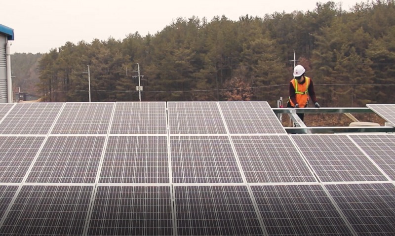 (사진=한화그룹) 2020년 2월 충남 예산에 ‘해피선샤인’ 캠페인으로 태양광 발전설비가 설치된 사회복지시설 아름다운집의 모습
