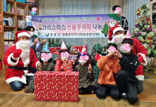 장흥군은 장흥군지역사회보장협의체와 함께 장흥 관내 아동 그룹 홈(공동생활 가정) 3곳을 방문해 크리스마스 선물꾸러미 나눔 행사를 진행했다/사진=장흥군