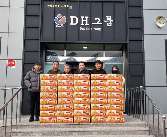 진도 향토기업 대호건설, 연말연시 사랑의 후원물품 전달/사진=진도군