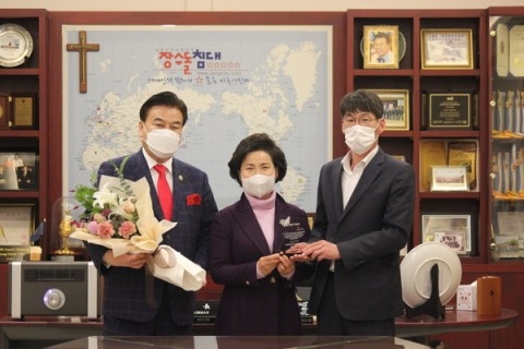 왼쪽부터 장수산업 최창환 회장, 장수산업 장순옥 부회장, 대한장애인지원재단 박우철 회장