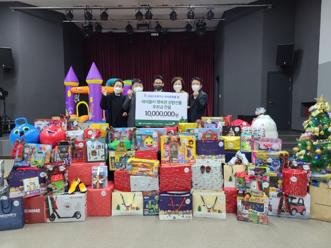 (사진 왼쪽부터) 현대자동차 강유진 매니저, 조명동 산수지점장, 무등육아원 정은강 원장, 초록우산어린이재단 광주지역본부 김은영본부장, 현대자동차 전병엽 책임매니저가 무등육아원 강당에서 산타원정대 후원금 전달식을 실시 하고 있다.