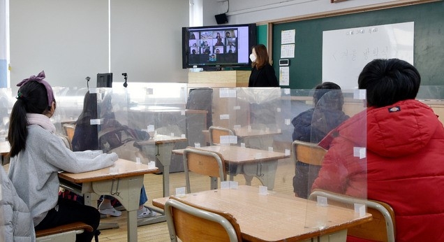 대구지역 일부 초등학교 겨울방학이 시작된 24일 오전 대구 수성구 동성초등학교 3학년 교실에서 온·오프라인 겨울방학식을 진행하고 있다.