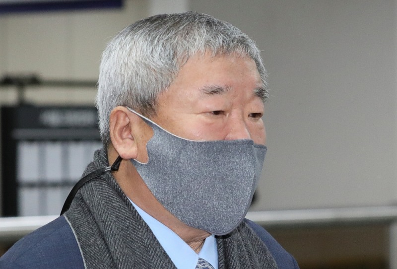 구본능 희성그룹 회장이 24일 서울 서초구 서울고등법원에서 열린 총수일가 간 주식거래를 은폐해 양도소득세를 탈루한 특정범죄 가중처벌법상 조세 혐의 관련 항소심 선고 공판을 마친 뒤 이동하고 있다.  (사진=뉴시스)