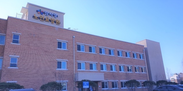 신종 코로나바이러스 감염증(코로나19) 집단 감염이 발생한 충북 청주시 서원구 미평동 참사랑노인요양원.