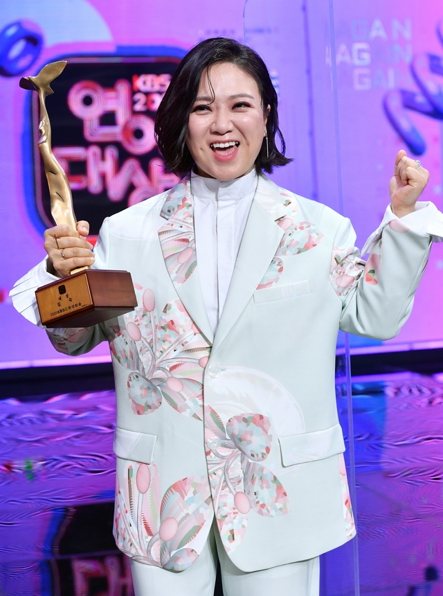 24일 오후 진행된 '2020 KBS 연예대상'에서 대상을 받은 개그우먼 김숙 (사진 = KBS)