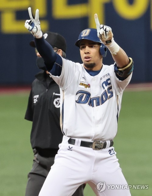 KBO리그 입성 첫해 30홈런-100안타-100타점으로 하위타선에서 중심타선 역할을 한 알테어는 한국시리즈에서 불거진 '노 마스크 논란'이 내년도 재계약에 영향을 미칠지에 이목이 쏠린다.