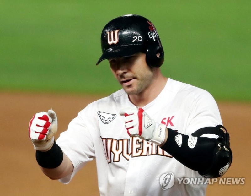 현재 외국인타자 가운데 최고 연봉은 내년도 총액 115만달러에 재계약한 SK의 제이미 로맥이다.