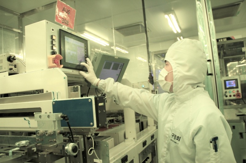 반도체 장비 기업 '원익IPS' 직원들이 반도체 생산설비를 점검하고 있다.
