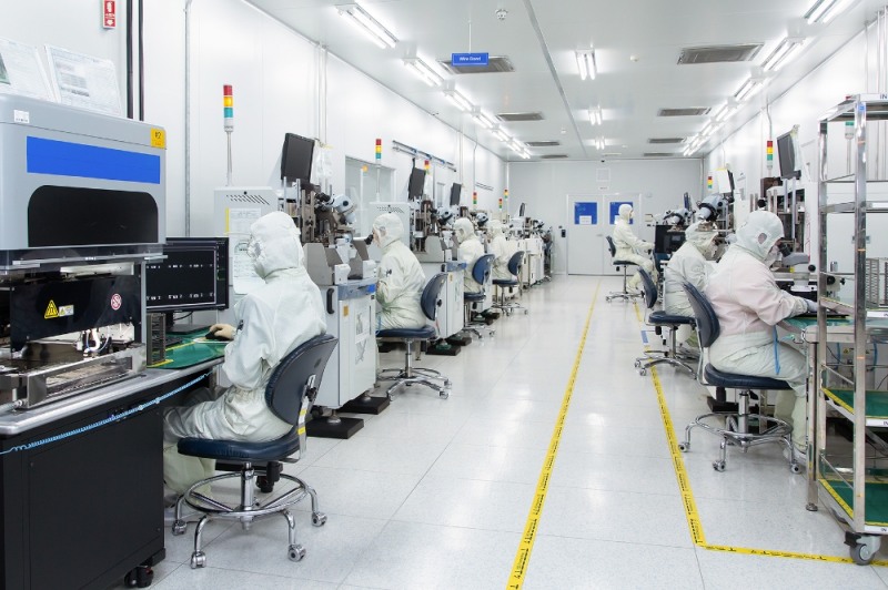 네트워크 장비 기업 'RFHIC' 직원이 회로 기판 내부에 반도체 칩을 부착하고 있다.