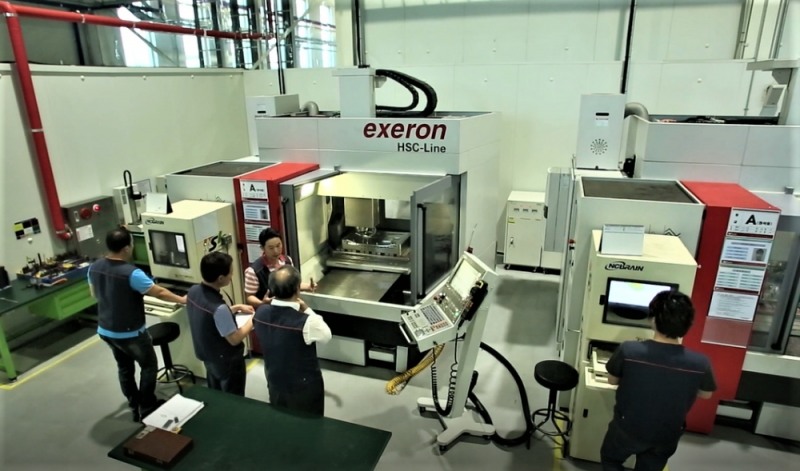 TV 금형 사출 기업 '범진아이엔디' 직원들이 고속가공기 생산설비를 살펴보고 있다.