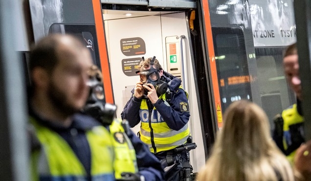 22일(현지시간) 스웨덴 말뫼에 있는 힐리야역 국경 검문소에서 마스크를 쓴 스웨덴 경찰이 덴마크발 여행자들을 검문하고 있다. 스웨덴 정부는 덴마크에서 코로나19 변종이 확인되면서 국경을 폐쇄했으며 영국발 항공편과 여행객의 입국도 중단했다. 스웨덴은 지난 3월 코로나19 발생 이래 유럽 내 국가를 대상으로 처음으로 국경을 폐쇄했다.