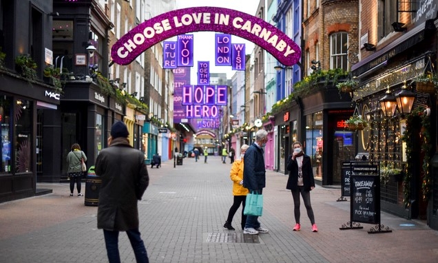 22일(현지시간) 영국 런던의 패션·문화의 거리인 카나비 스트리트가 거의 텅 비어 있다. 전염성 강한 코로나19 변종이 퍼지고 있는 영국에서 하루 신규 확진자가 3만6804명 발생해 사상 최고치를 갈아 치웠다.