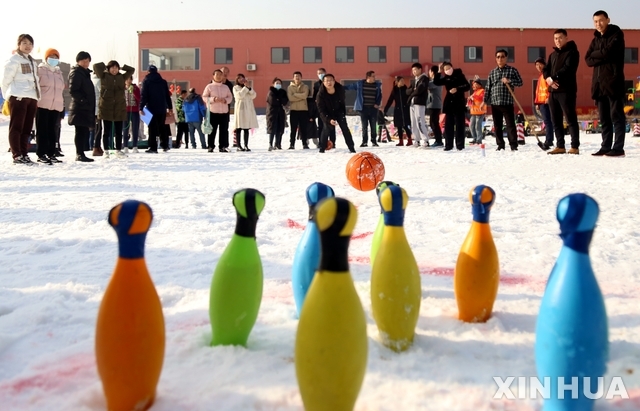 23일(현지시간) 중국 허베이성 창셴 현에서 주민들이 겨울 스포츠 활동으로 눈밭 볼링을 즐기고 있다.
